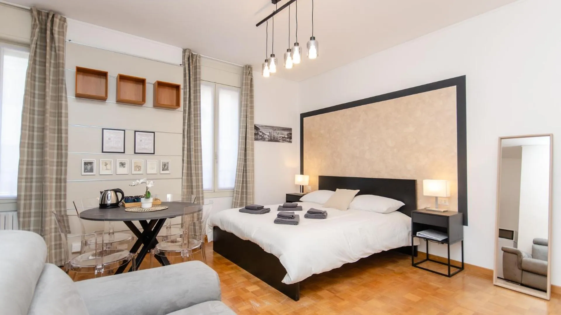 Brown Room Milan 0*,