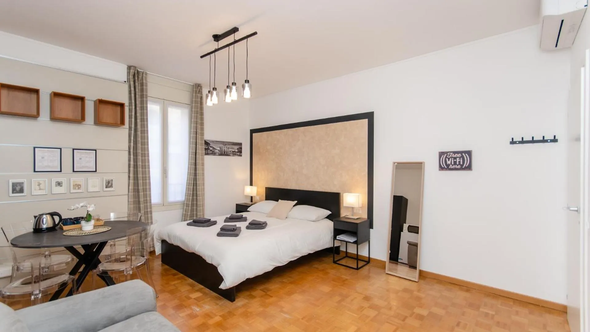 Brown Room ميلان